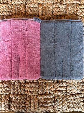 Norwex Bathroom Scrub Mitts in pink and grey